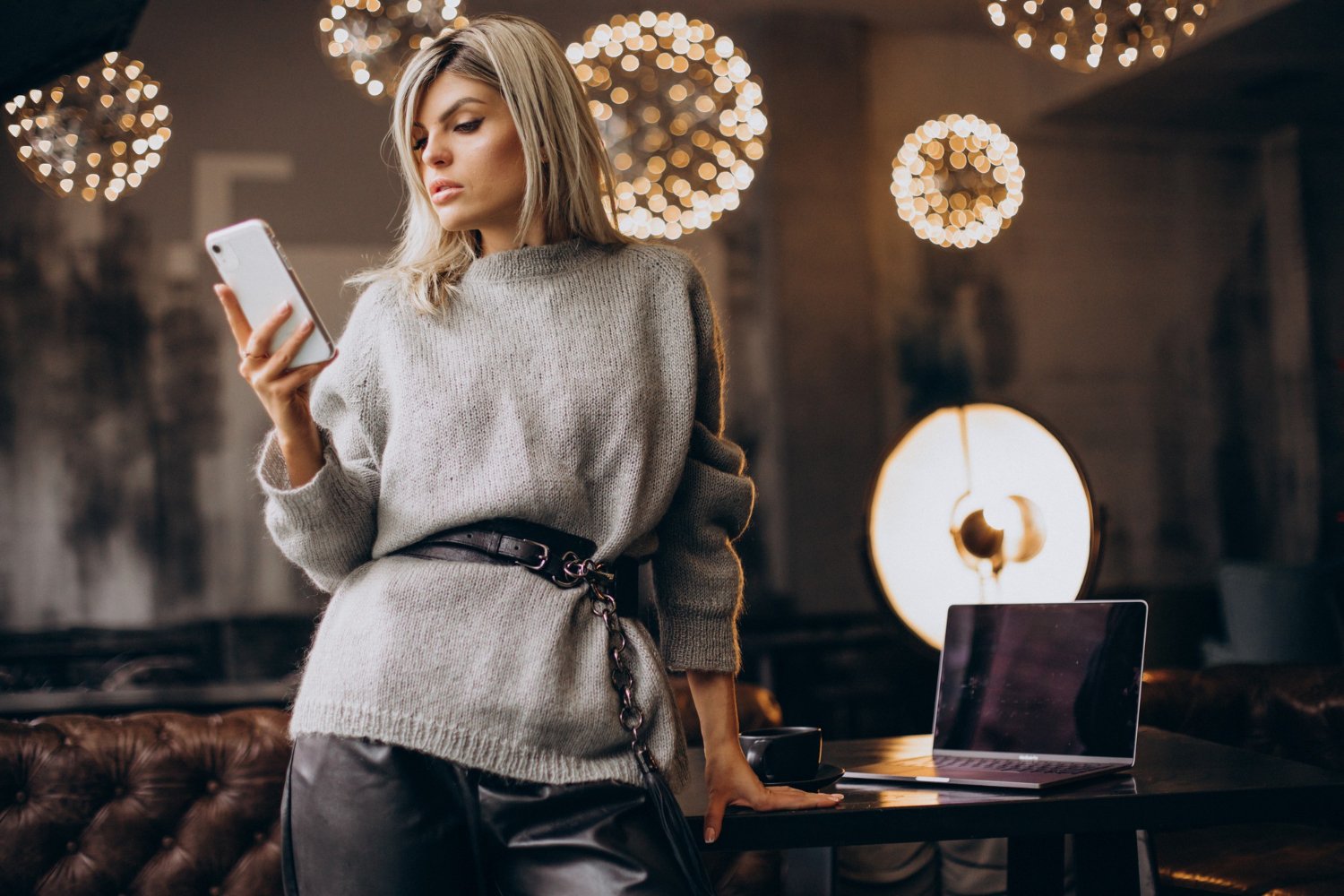 Como acompanhantes de luxo utilizam redes sociais e marketing digital para fortalecer a marca pessoal